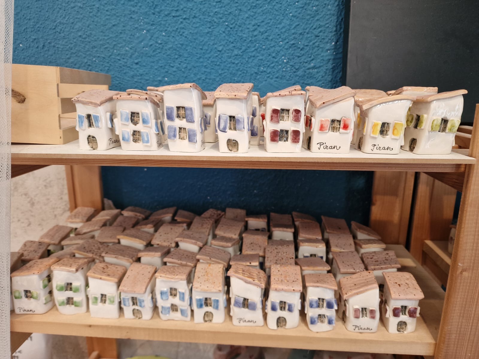 Why are the houses in Piran so close together?